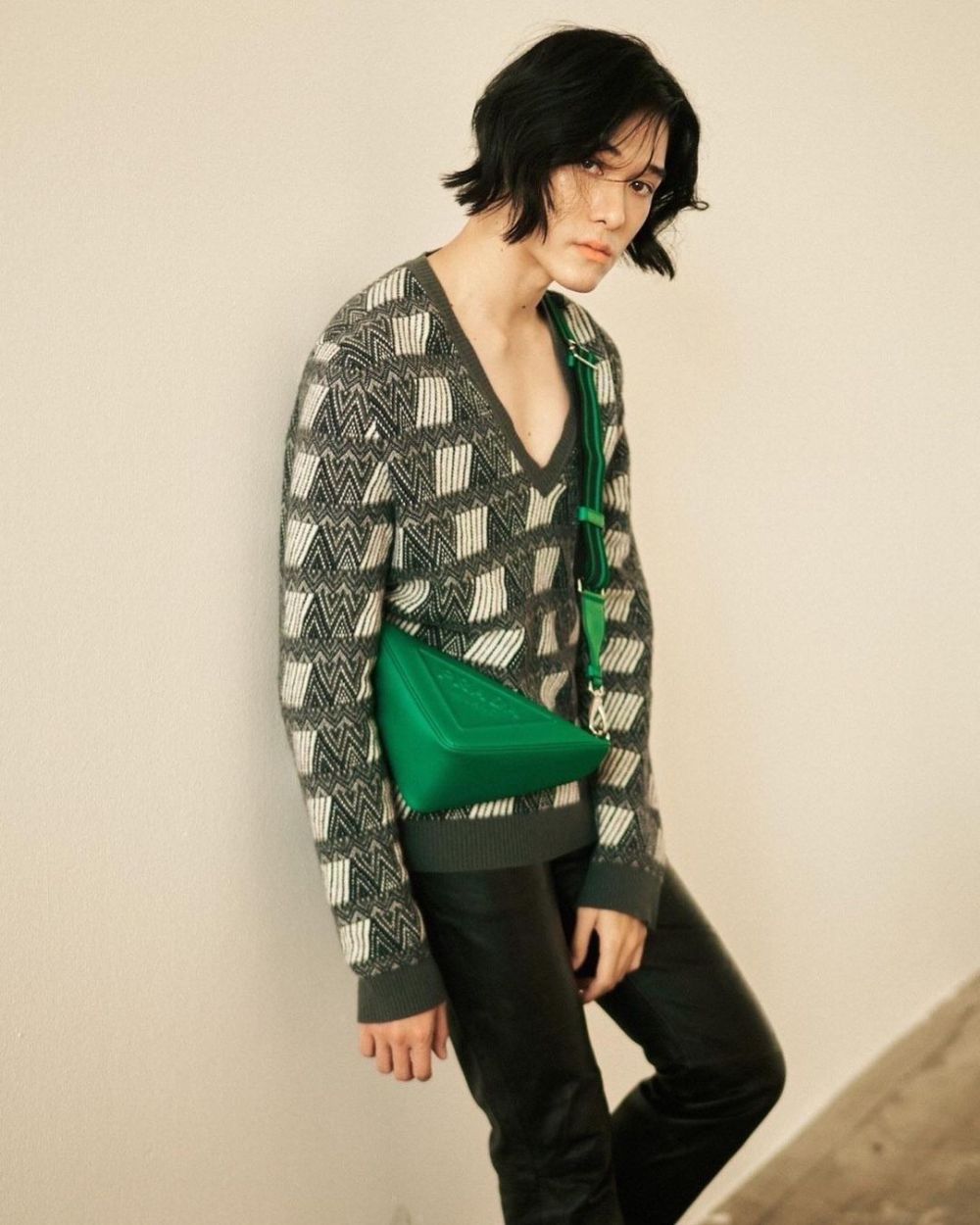 11 Potret Aktor Thailand dengan Style Rambut Panjang