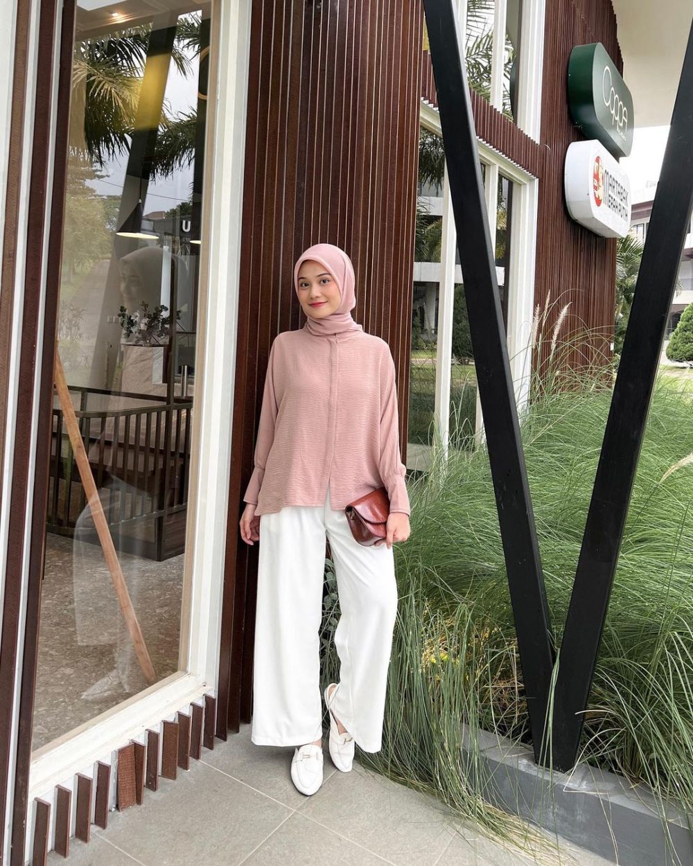 10 Inspirasi Daily Outfit Hijab Beragam Tema ala Amelia Andani