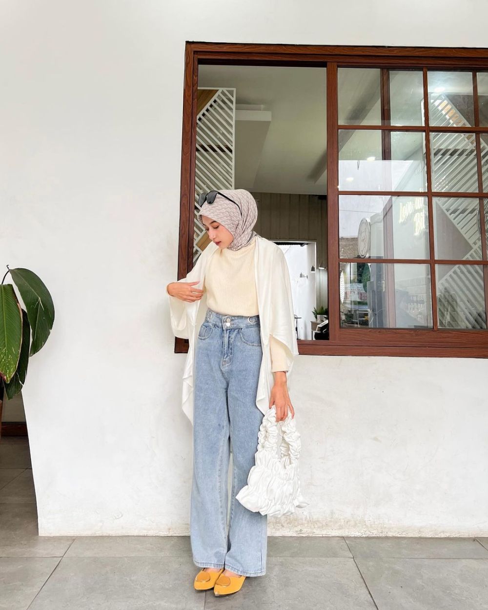 10 OOTD Hijab Celana Jeans, Gaya Kasual Lebaran Hari Kedua