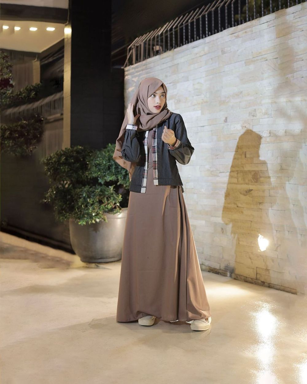 9 Inspirasi Daily Outfit Dari Kasual Hingga Abaya ala Shireeenz, Manis