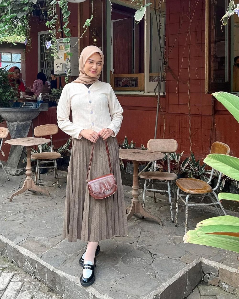 10 Inspirasi Daily Outfit Hijab Beragam Tema ala Amelia Andani