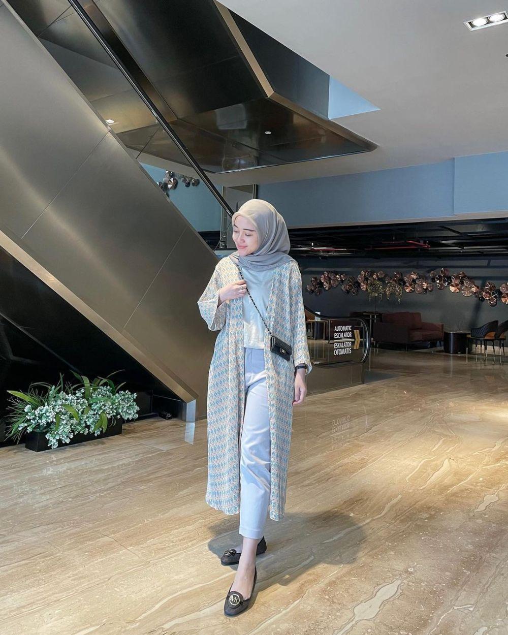 10 Mix and Match Long Outer Untuk Raya Outfit, Kasual Hingga Feminin