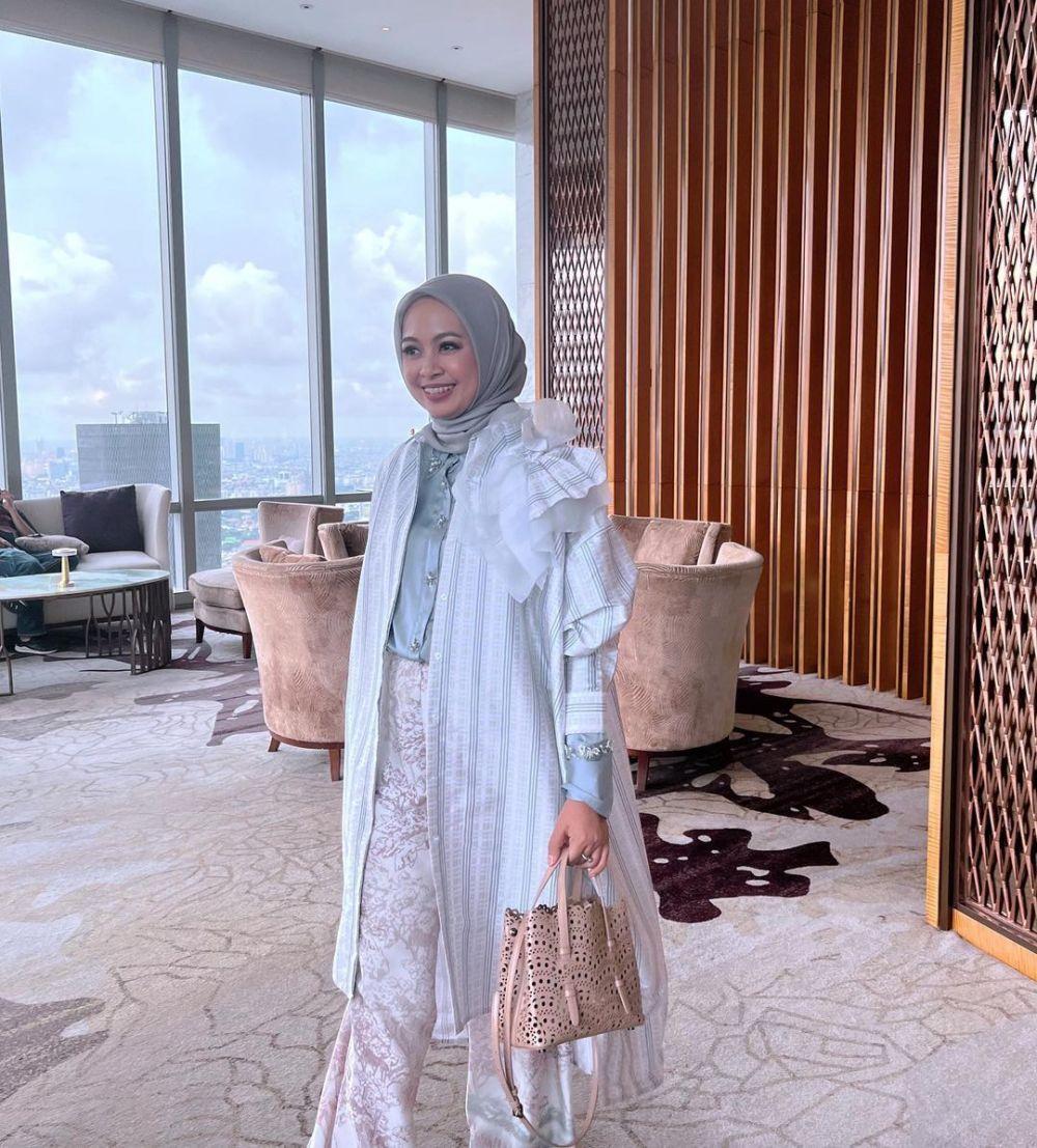 10 Mix and Match Long Outer Untuk Raya Outfit, Kasual Hingga Feminin