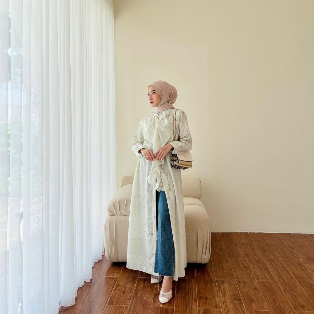 10 OOTD Hijab Celana Jeans, Gaya Kasual Lebaran Hari Kedua