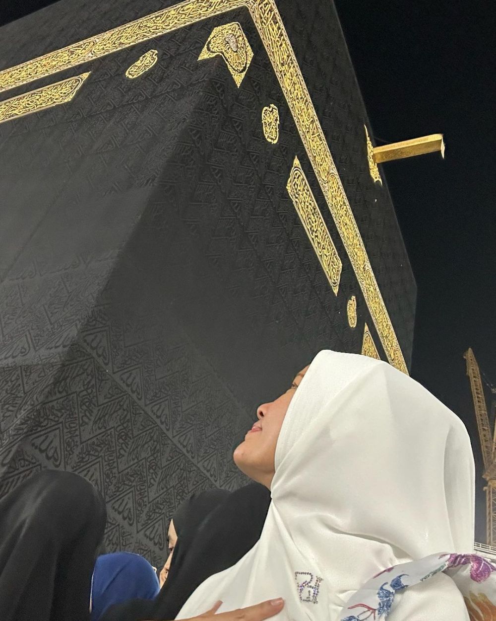 9 Potret Titi Radjo Umrah Bareng Suami saat Ramadan, Coba Pakai Cadar