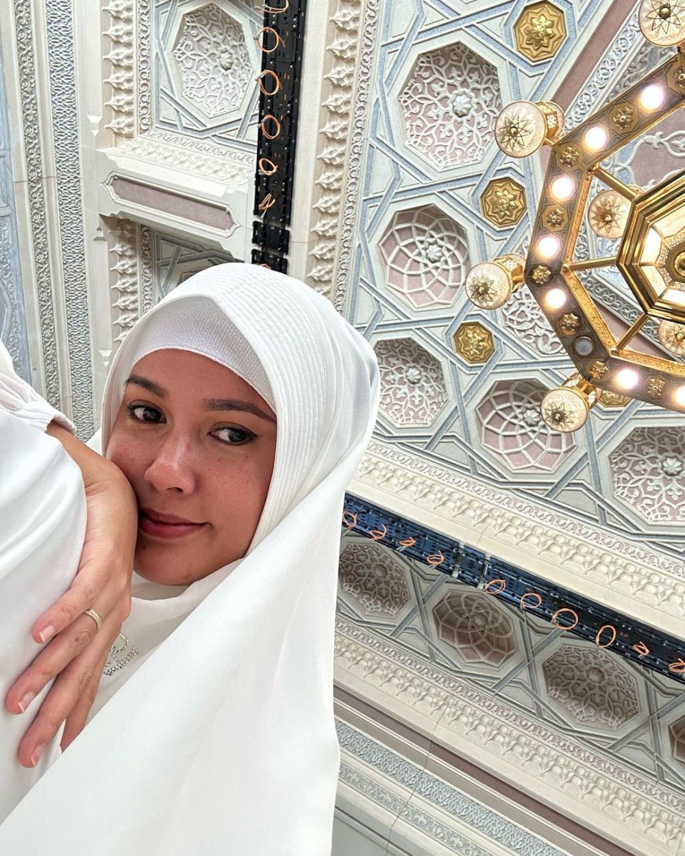 9 Potret Titi Radjo Umrah Bareng Suami saat Ramadan, Coba Pakai Cadar