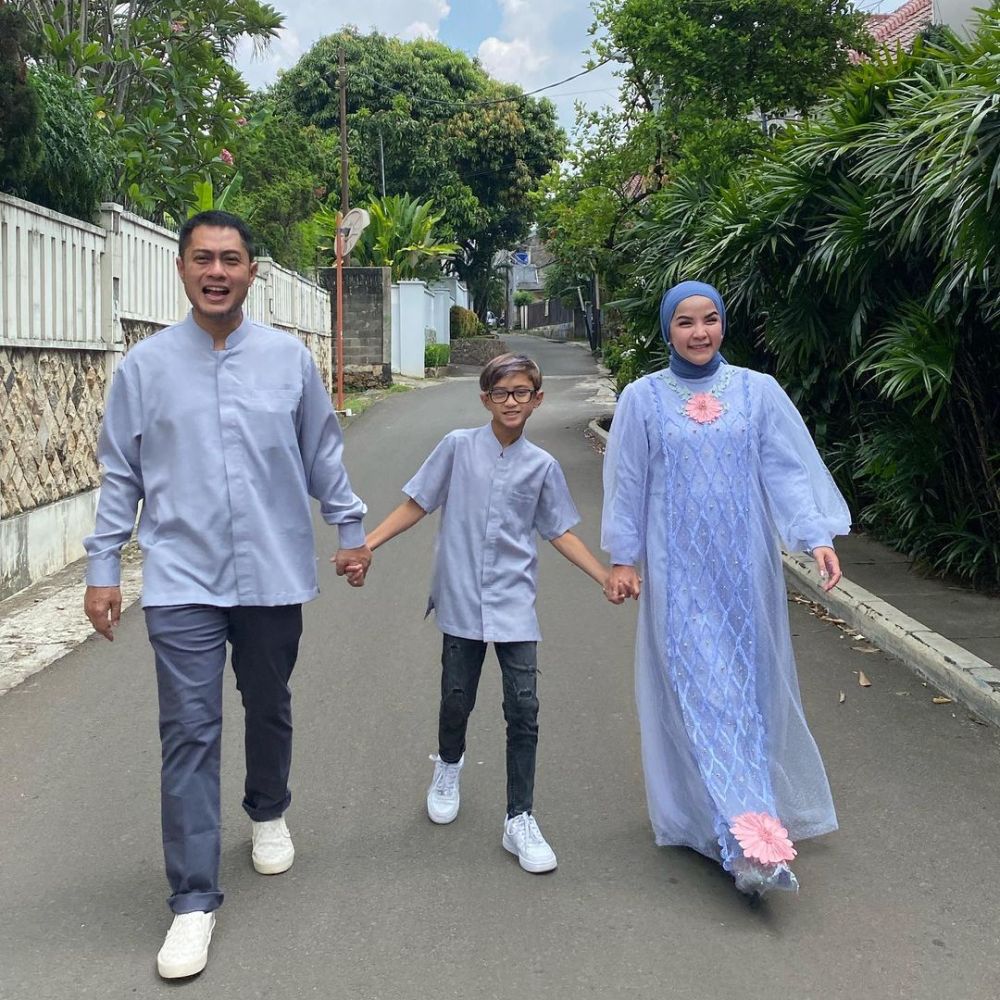 10 Pose Keluarga Seleb Anak Satu Pakai Gamis Senada, Bisa Ditiru!