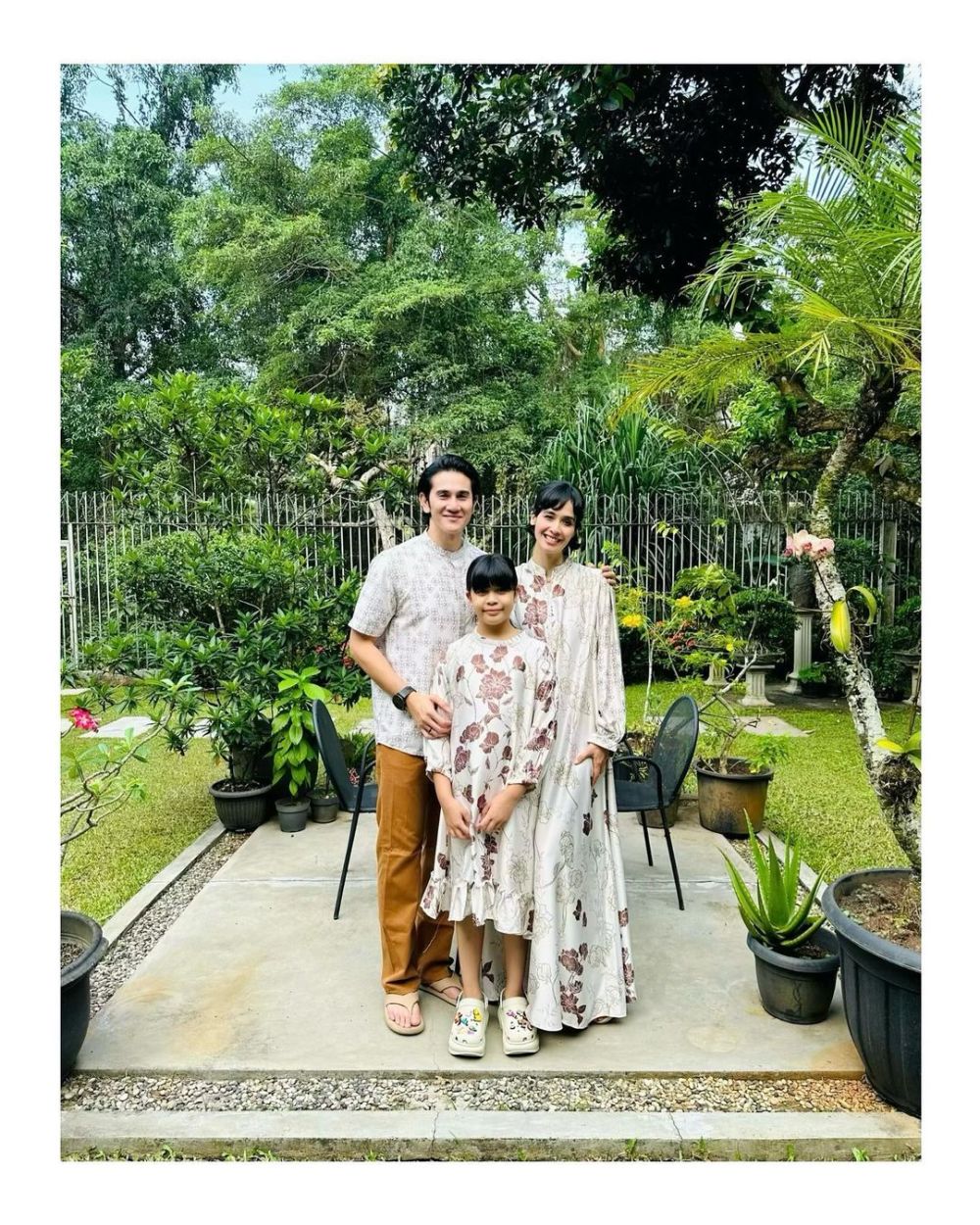 10 Pose Keluarga Seleb Anak Satu Pakai Gamis Senada, Bisa Ditiru!