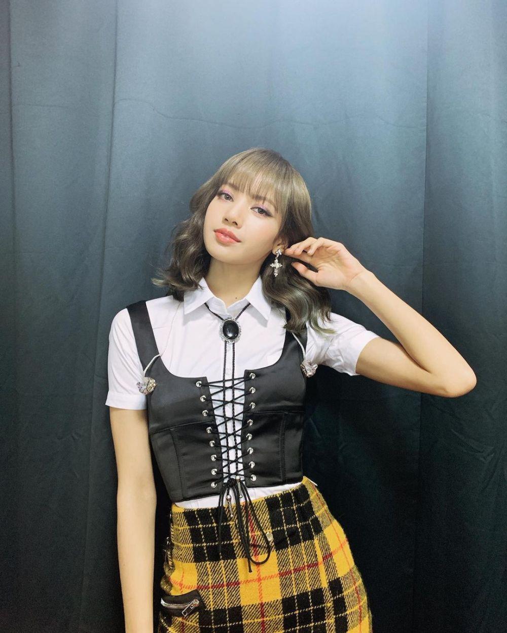 10 Ide Mix and Match Outfit Kotak-kotak ala Lisa BLACKPINK, Trendi! 