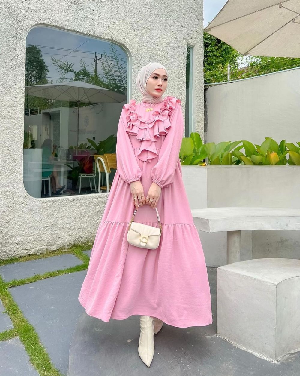 10 Ide OOTD Hijab Dress Pink ala Yolla Anggita, Manis Banget!