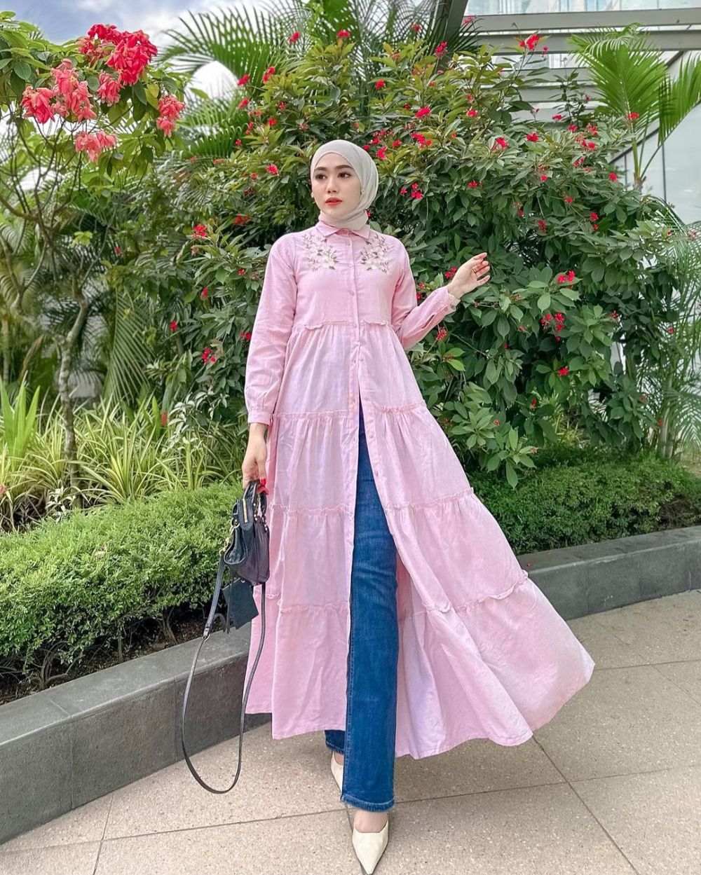 10 Ide OOTD Hijab Dress Pink ala Yolla Anggita, Manis Banget!