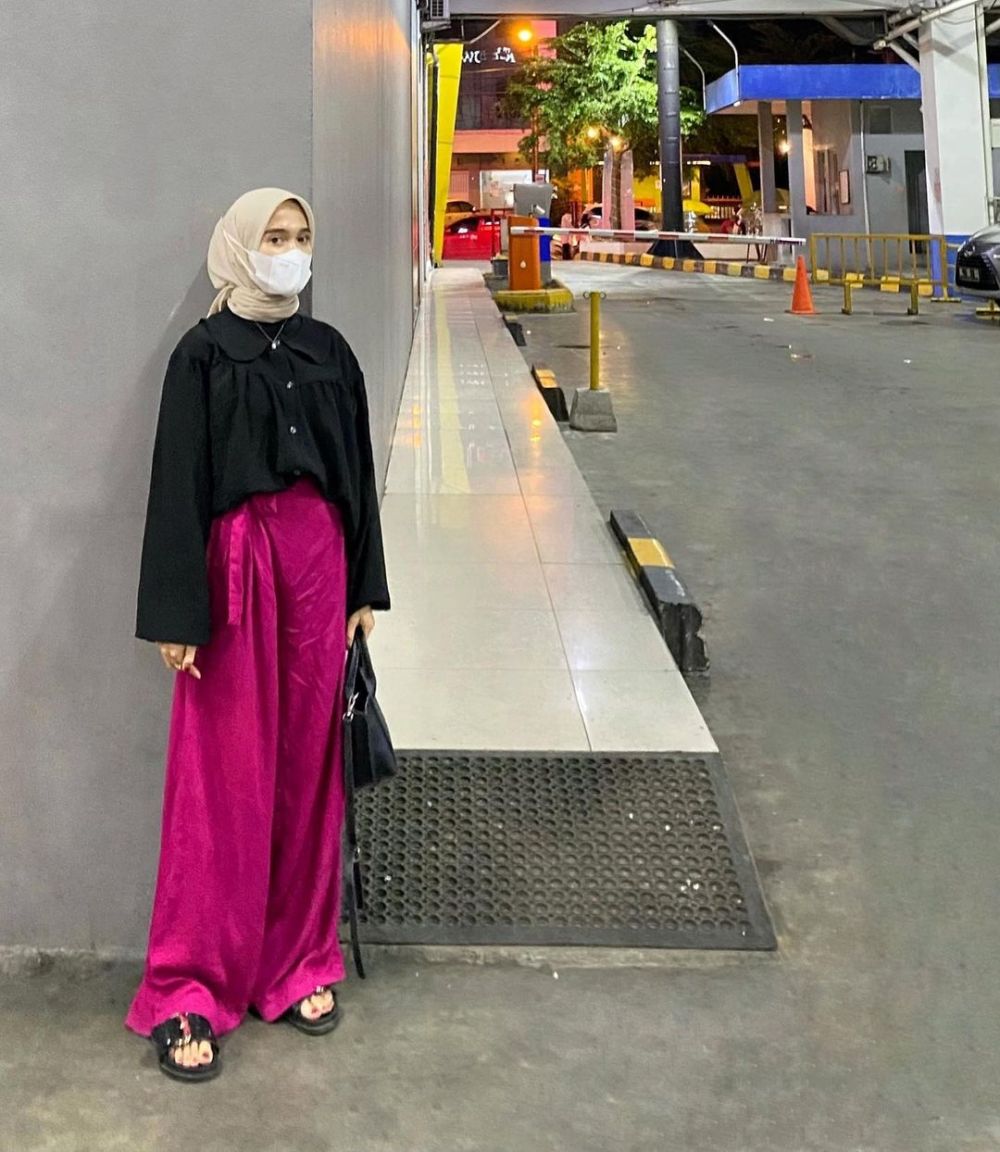 9 Inspirasi OOTD Hijab Bernuansa Fushia ala Cut Indah Sundari, Catchy!