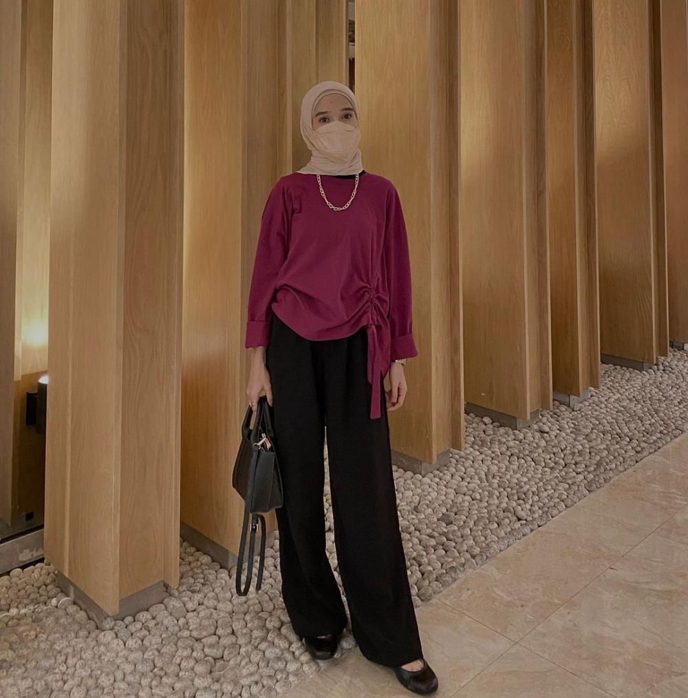 9 Inspirasi OOTD Hijab Bernuansa Fushia ala Cut Indah Sundari, Catchy!