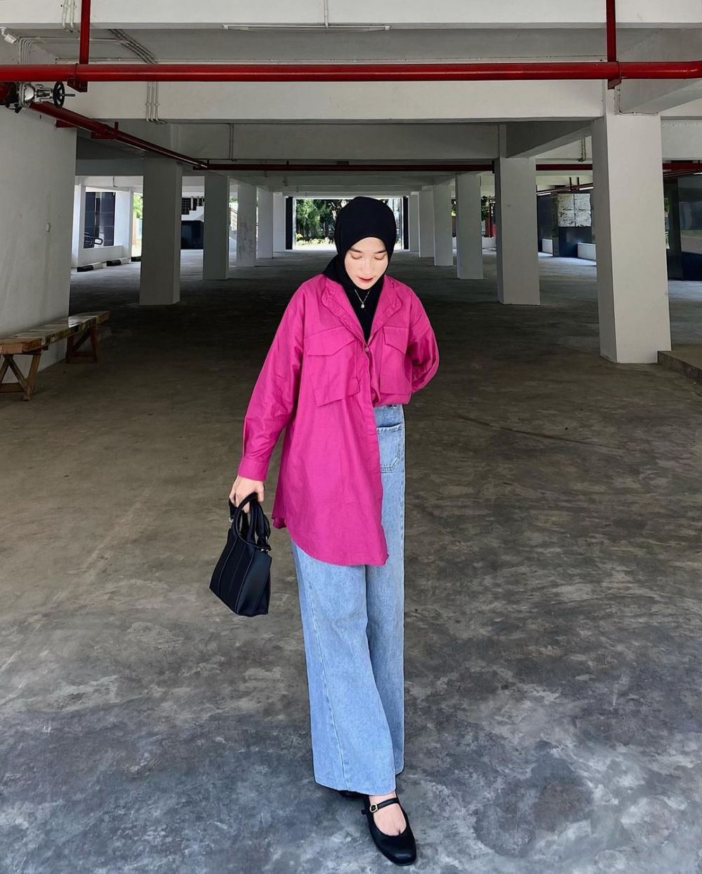 9 Inspirasi OOTD Hijab Bernuansa Fushia ala Cut Indah Sundari, Catchy!