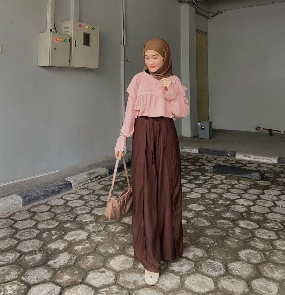 10 Mix and Match Hijab Pakai Blouse ala Cut Indah Sundari, Modis!