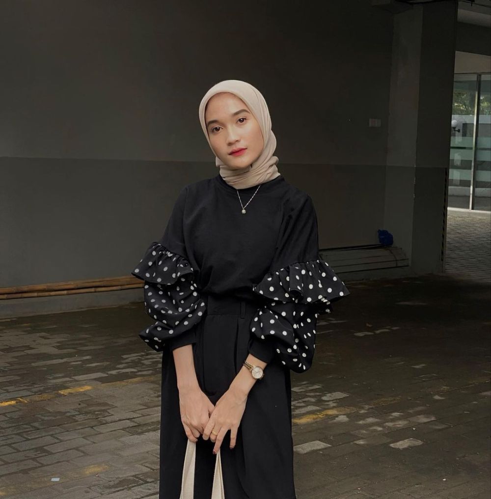 10 Mix and Match Hijab Pakai Blouse ala Cut Indah Sundari, Modis!