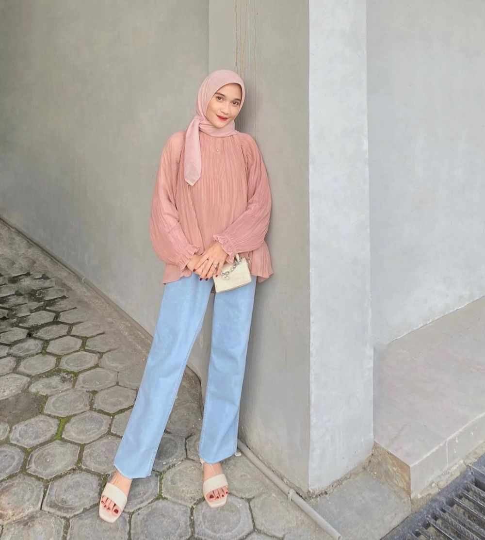 10 Mix and Match Hijab Pakai Blouse ala Cut Indah Sundari, Modis!