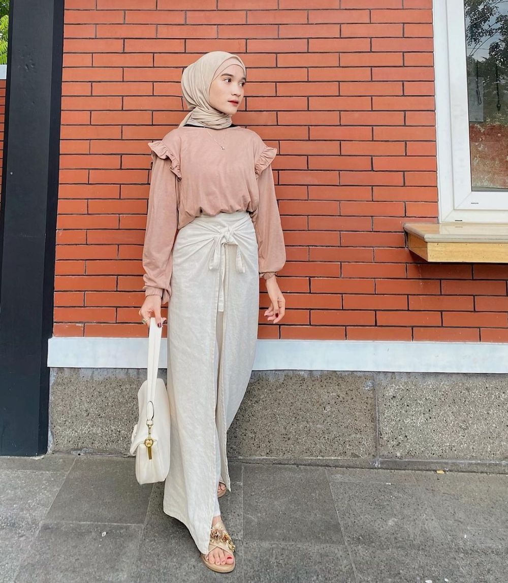 10 Mix and Match Hijab Pakai Blouse ala Cut Indah Sundari, Modis!