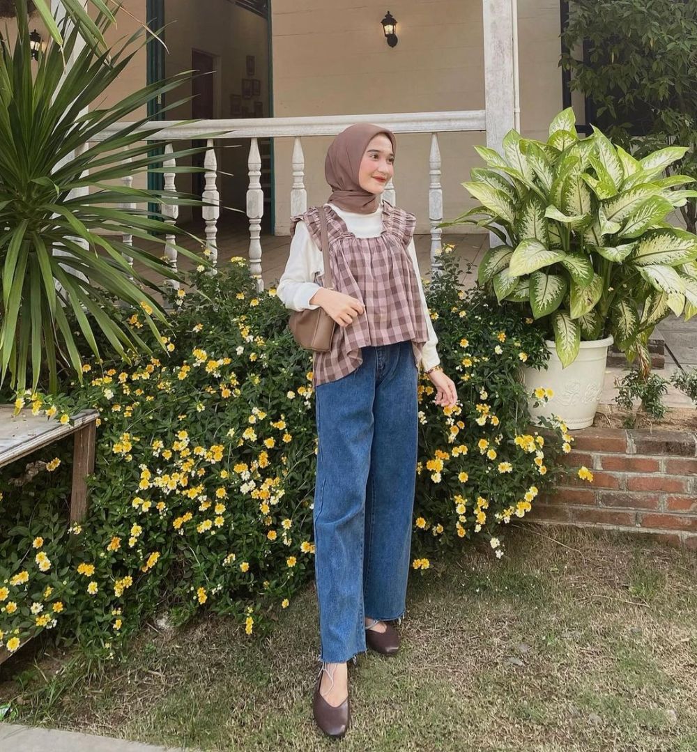 10 Hijab Style dengan Outfit Plaid ala Cut Indah Sundari, Kece Banget!