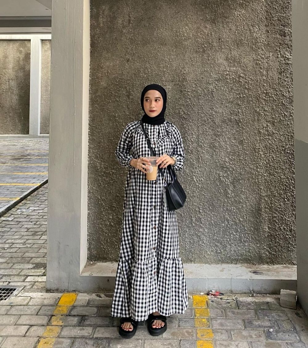 10 Hijab Style dengan Outfit Plaid ala Cut Indah Sundari, Kece Banget!