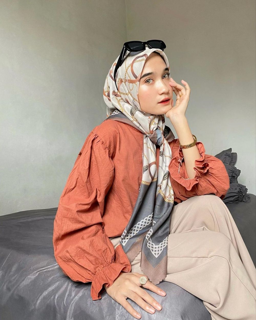 9 OOTD Hijab Bernuansa Terracotta ala Cut Indah Sundari, Gayanya Kece!