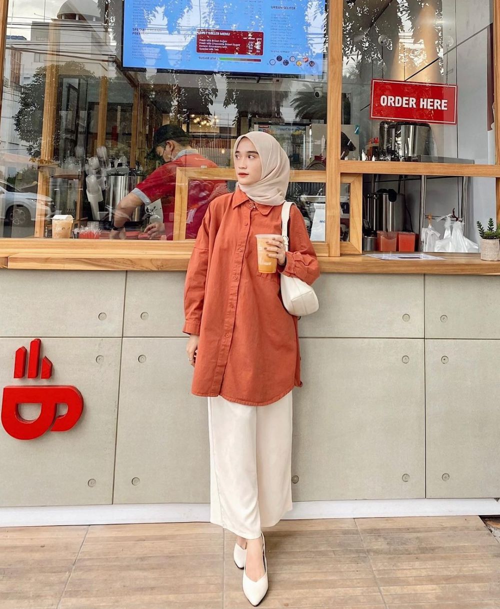 9 OOTD Hijab Bernuansa Terracotta ala Cut Indah Sundari, Gayanya Kece!