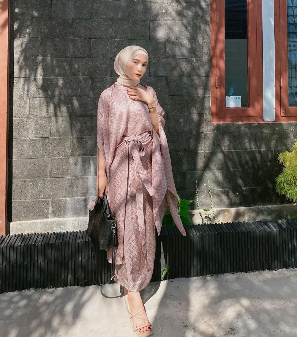 9 Ide OOTD Hijab One Set ala Selebgram Cut Indah Sundari, Effortless!