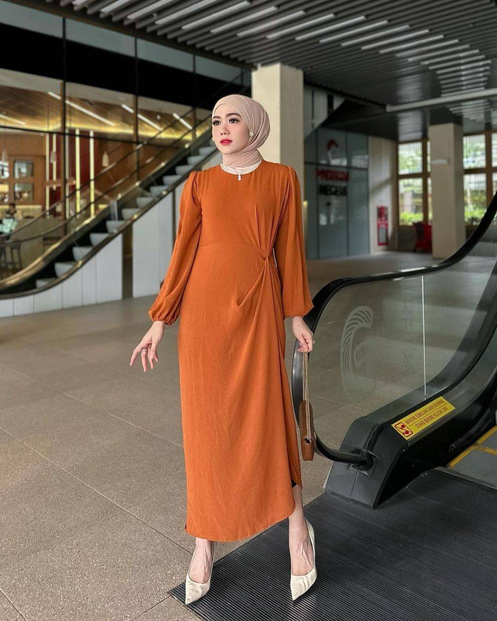 10 Ide OOTD Hijab Warna Terracotta Ala Yolla Anggita