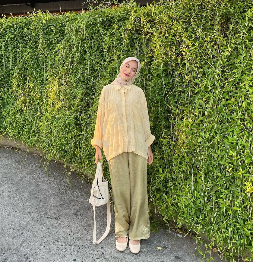 Ide OOTD Hijab Atasan Warna Kuning Ala Cut Indah Sundari