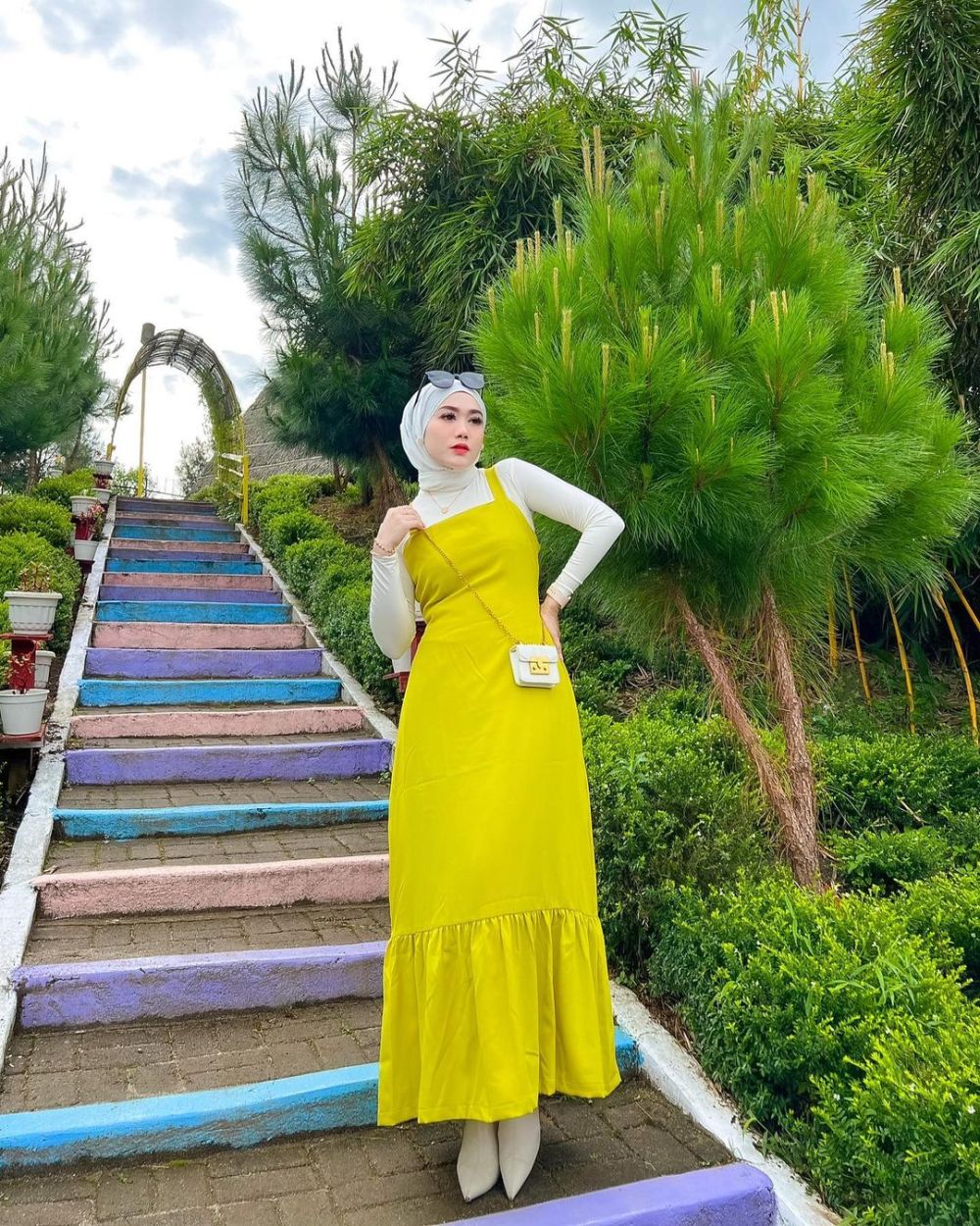 10 Inspirasi OOTD Hijab Nuansa Lime ala Yolla Anggita, Feeling Fresh!