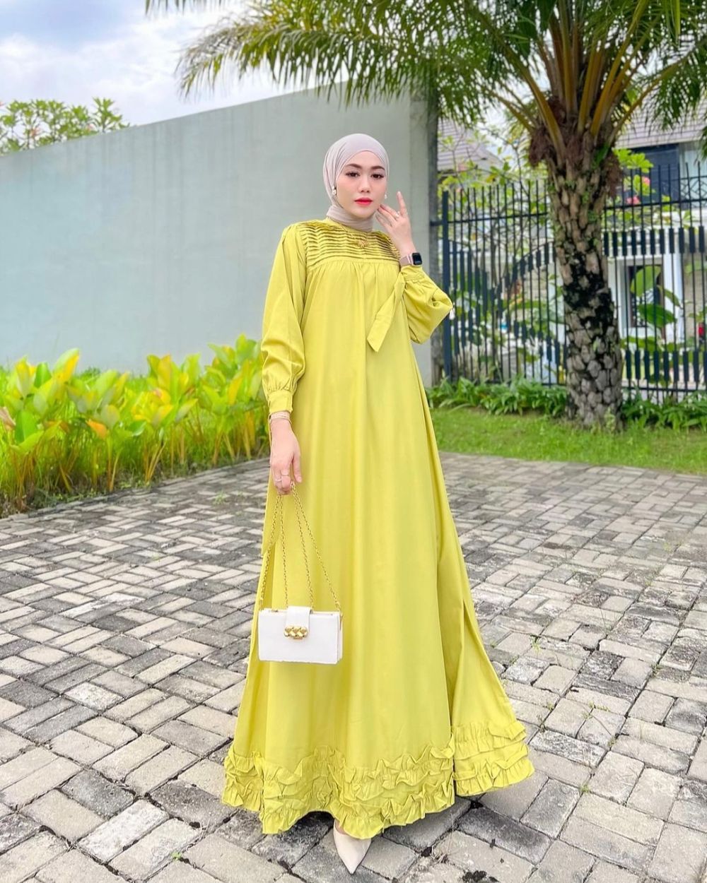 10 Inspirasi OOTD Hijab Nuansa Lime ala Yolla Anggita, Feeling Fresh!
