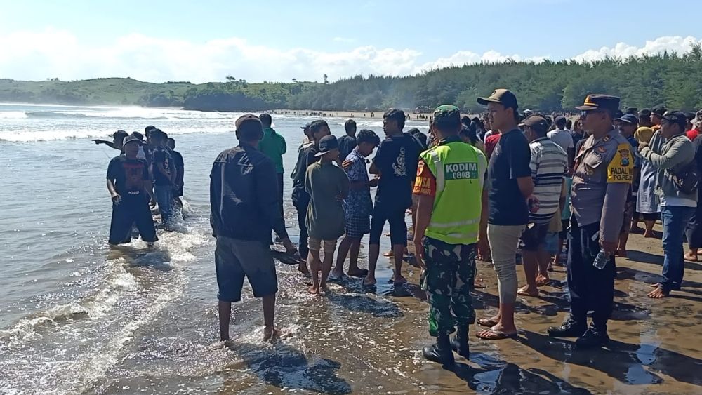 Wisatawan Terseret Ombak di Pantai Serang Blitar