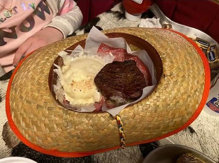 10 Potret Nyeleneh Penyajian Steak, Disajikan di Atas Wadah Unik