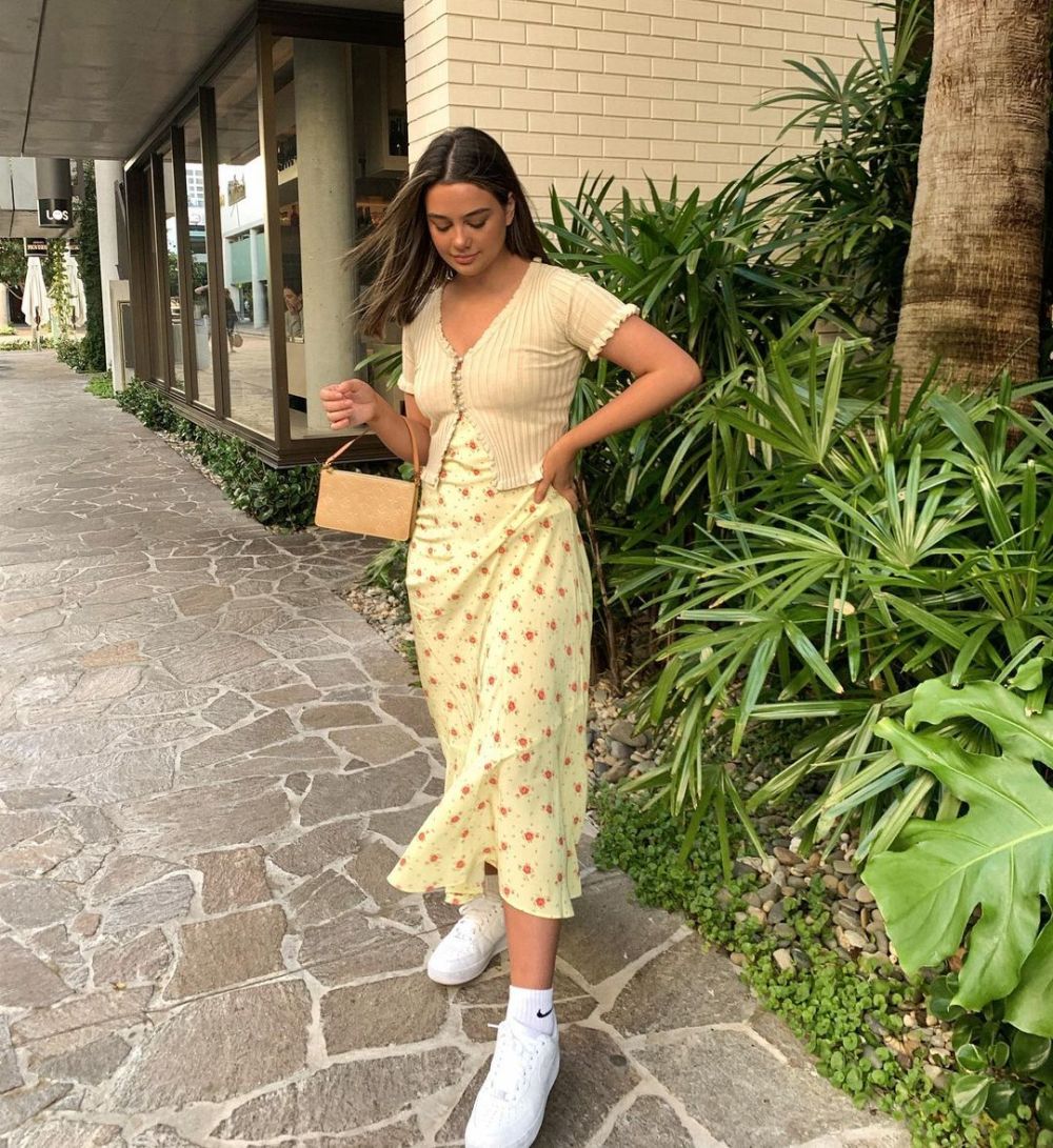9 Inspirasi Outfit Hangout Bella Fiori, Jadi Pusat Perhatian