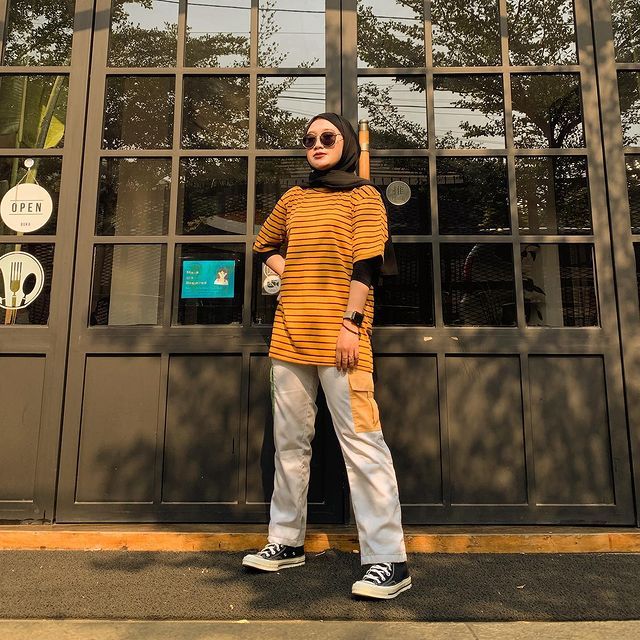 9 Padu Padan Hijab dan Kaos Oblong ala Selebgram Astri Syanti