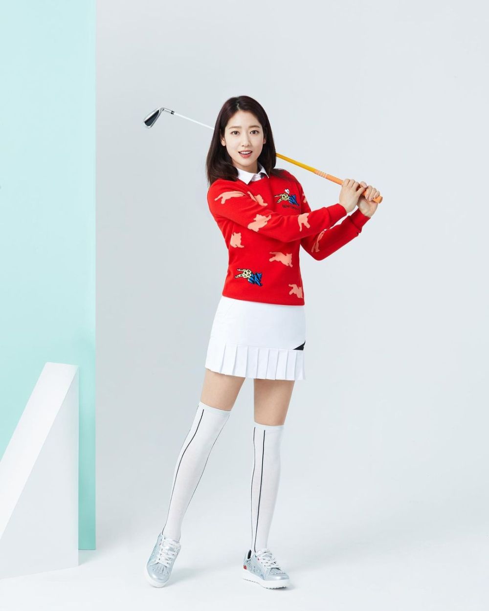 10 Mix and Match Outfit Golf ala Park Shin Hye, Manis Pakai Mini Skirt