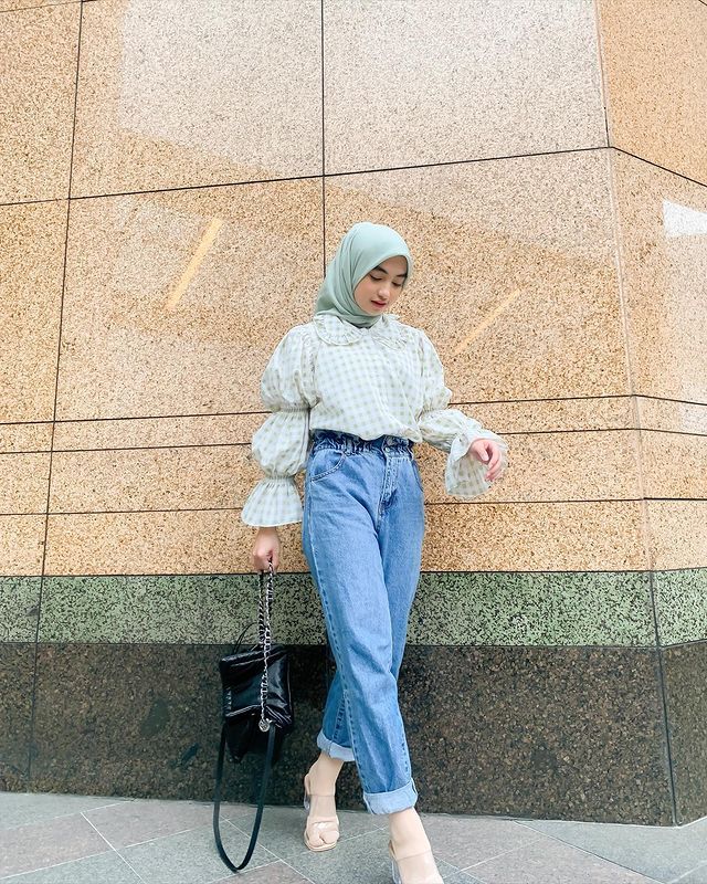 10 Padu Padan Outfit Denim ala Olivia Finda, Beragam dan Kekinian!