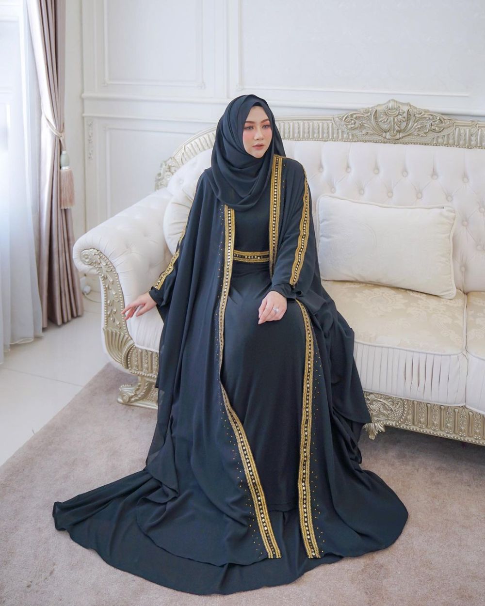 10 Referensi Dress Muslimah Nuansa Hitam ala Eka Asyiqa, Stunning!