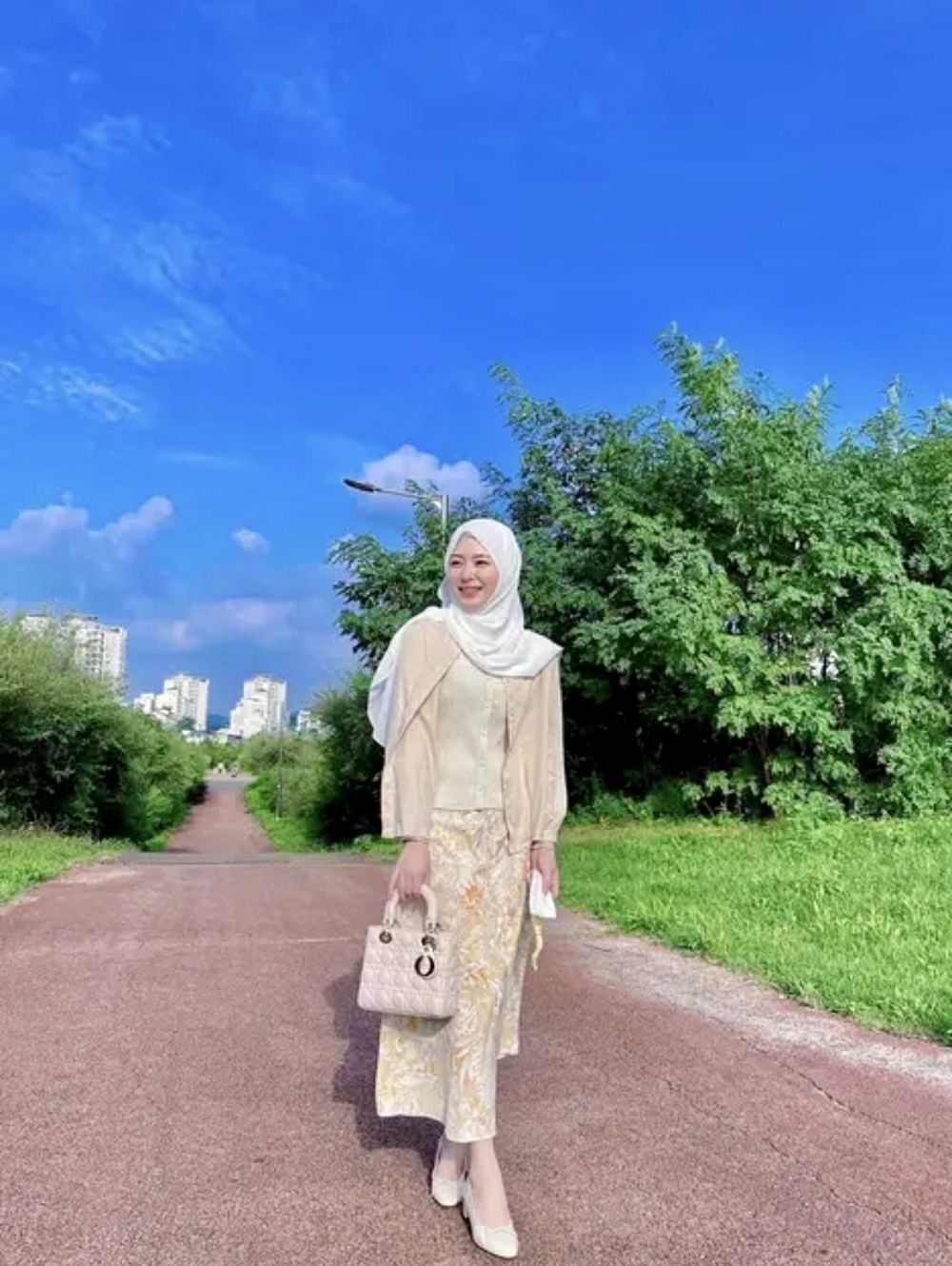 9 Ide OOTD Hijab ala Artis Indonesia, Outfit Kantor hingga Hangout! 