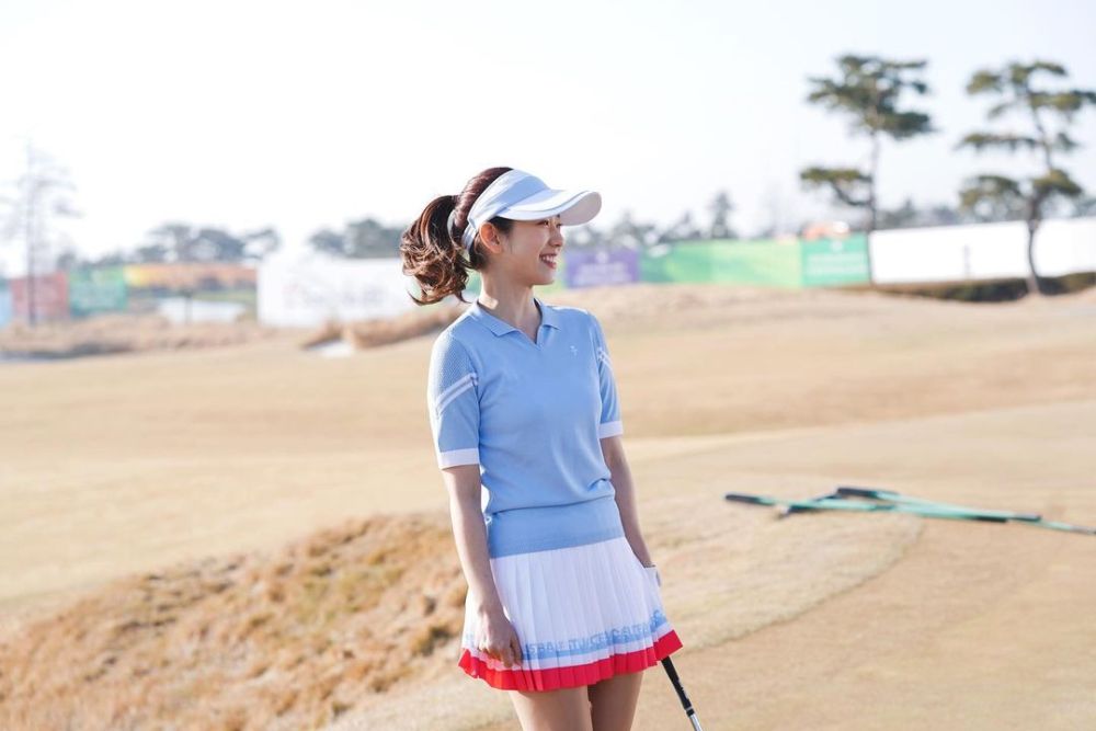 10 Mix and Match Outfit Golf ala Park Shin Hye, Manis Pakai Mini Skirt