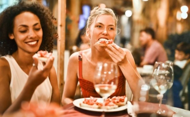 5 Tips Mencegah Makan Sembarangan Selama Traveling, Harus Selektif!