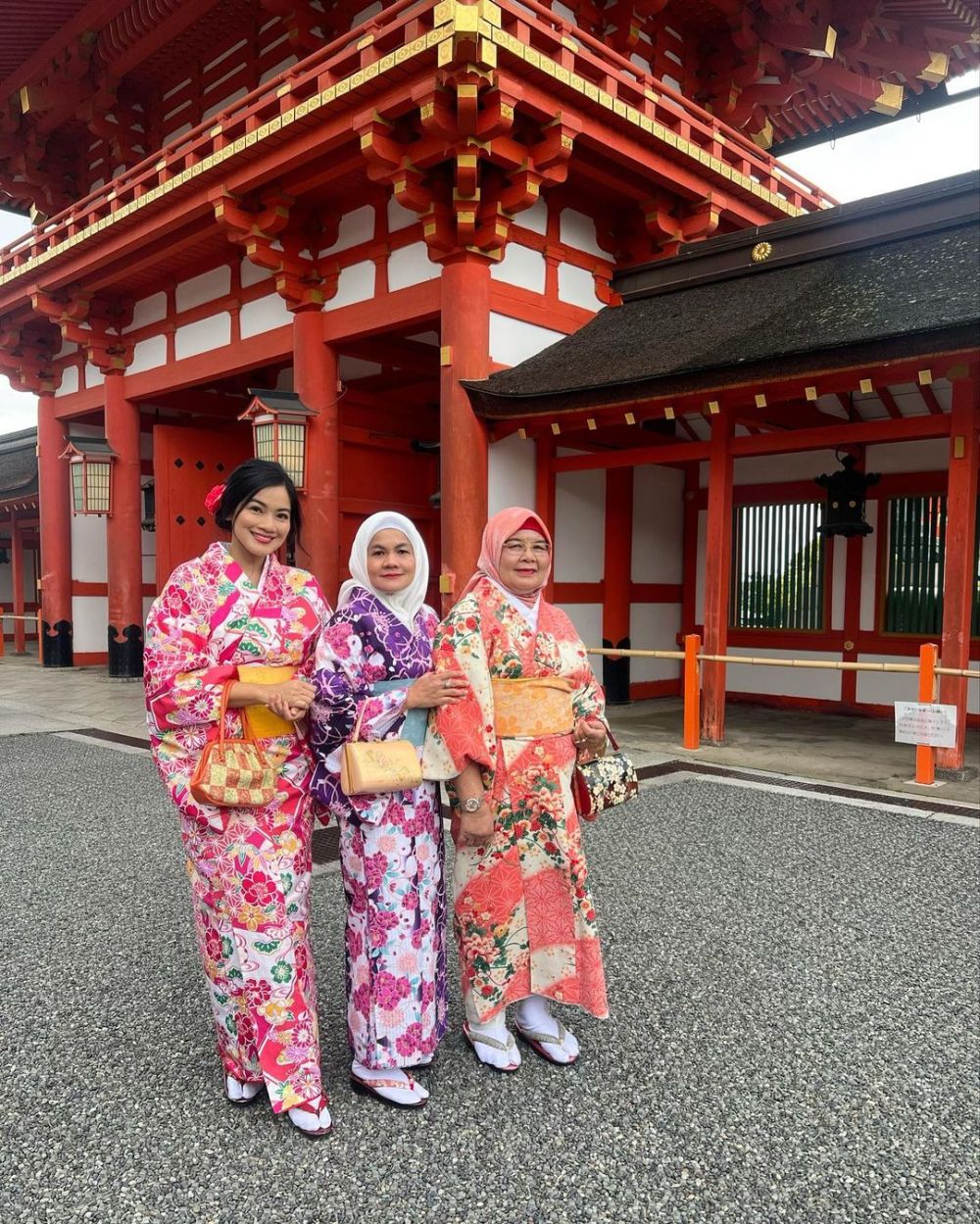 10 Pesona Titi Kamal Pakai Kimono Cantik Alami 