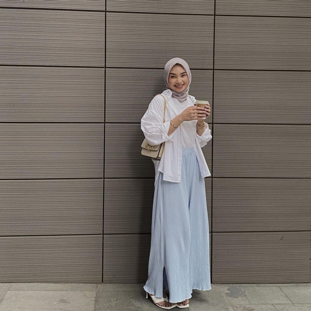 9 Inspirasi OOTD Hijab Nuansa Putih ala Adya Asyra, Adem Dilihat