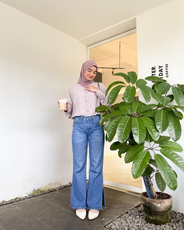 10 Padu Padan Outfit Denim ala Olivia Finda, Beragam dan Kekinian!