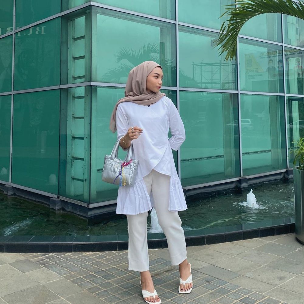 9 Inspirasi OOTD Hijab Nuansa Putih ala Adya Asyra, Adem Dilihat