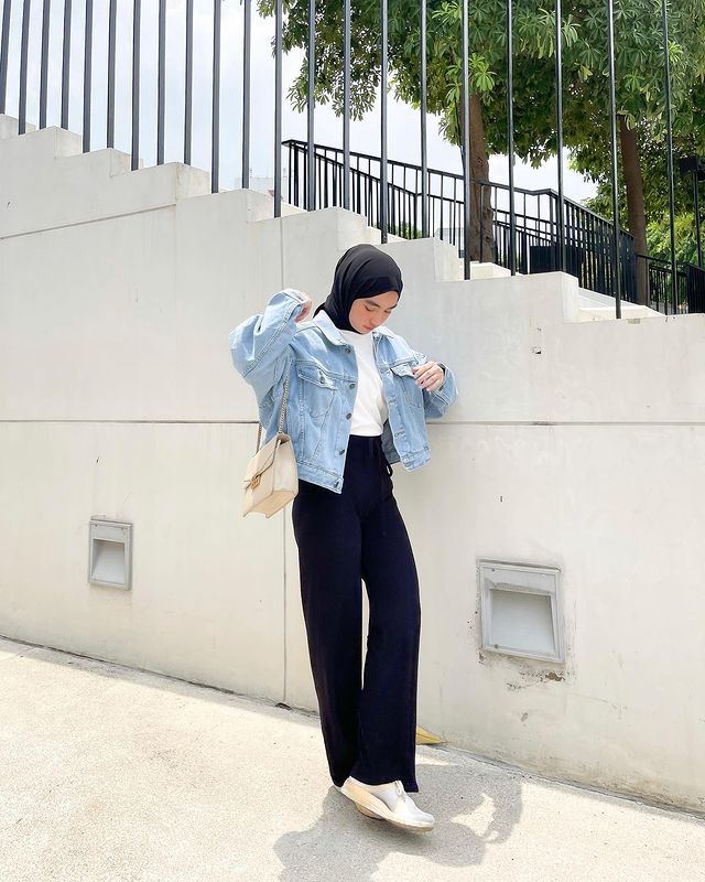 10 Padu Padan Outfit Denim ala Olivia Finda, Beragam dan Kekinian!