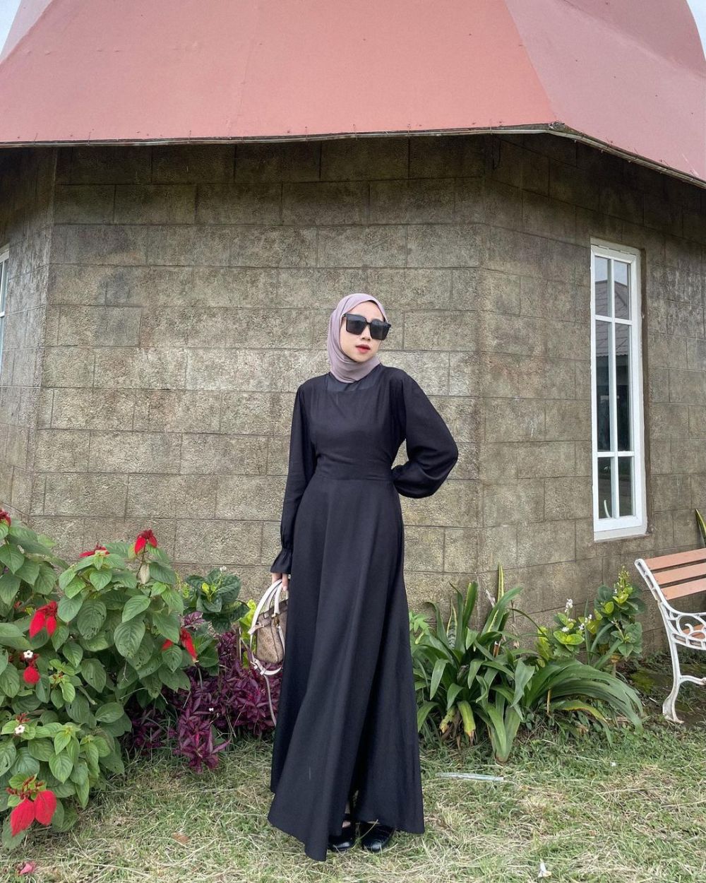 9 Outfit Hijab Warna Hitam untuk Kondangan ala Dela Ayu
