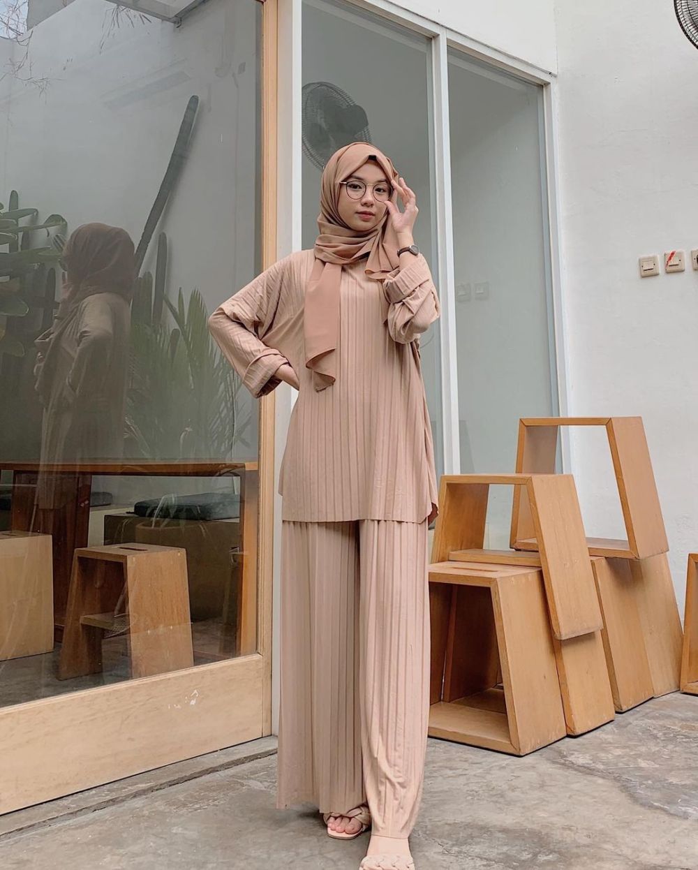 9 Ide Hijab Outfit Cewek Bumi ala Ayu Kartika, Chic and Comfy!