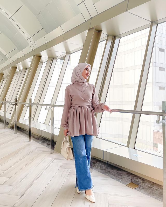 10 Padu Padan Outfit Denim ala Olivia Finda, Beragam dan Kekinian!