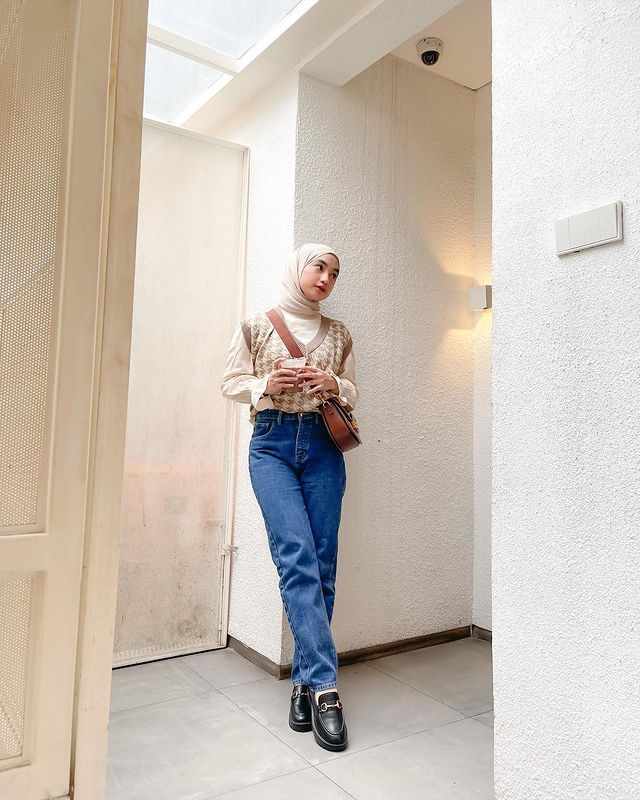 10 Padu Padan Outfit Denim ala Olivia Finda, Beragam dan Kekinian!